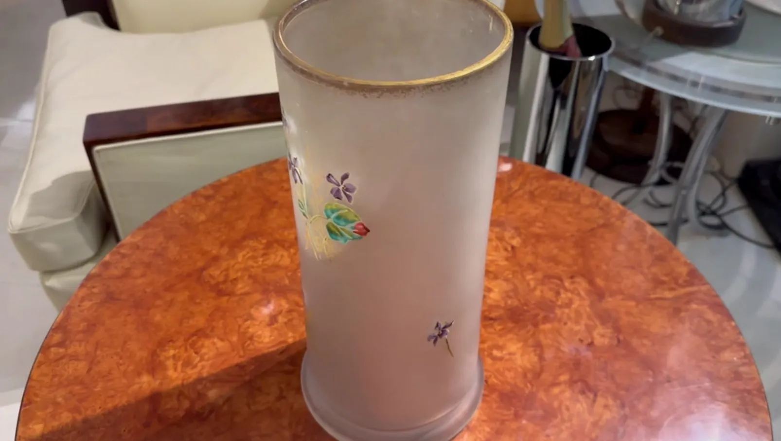 Signiertes Glas Daum Nancy mit Blumen in einem gemütlichen Ambiente.