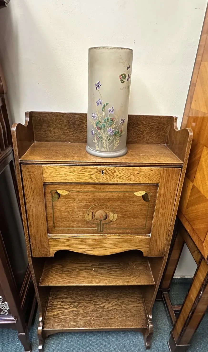 Verre antique signé Daum Nancy sur meuble en bois.