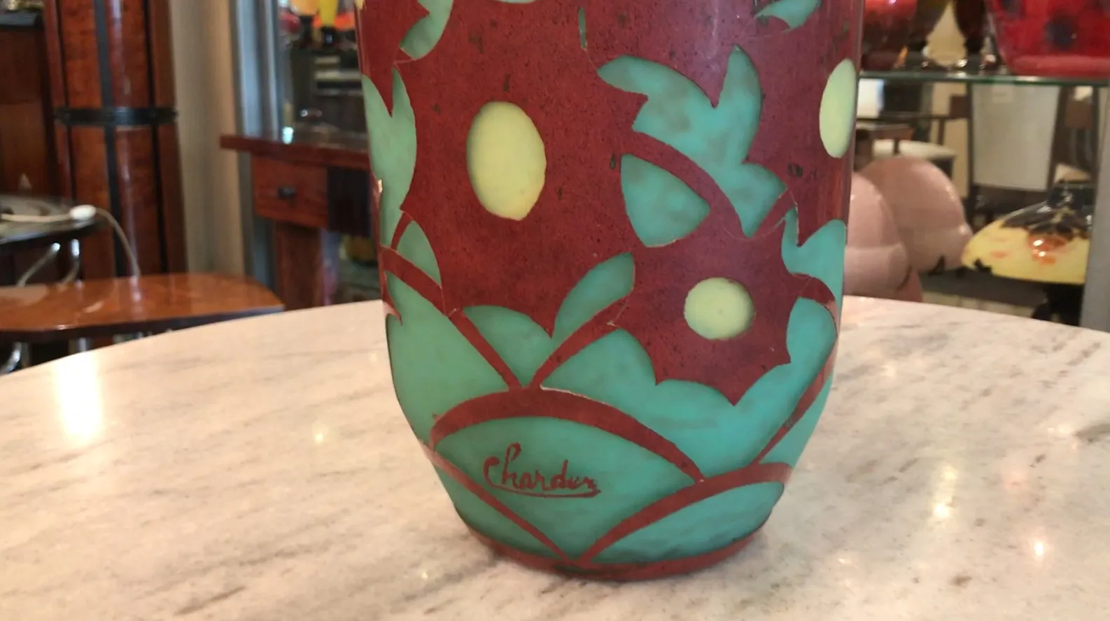 Vidro assinado Charder com design floral colorido