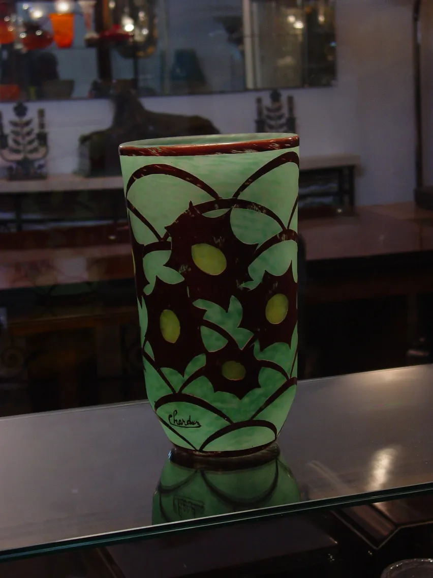 Vaso antiguo de vidrio firmado por Charder con diseño floral