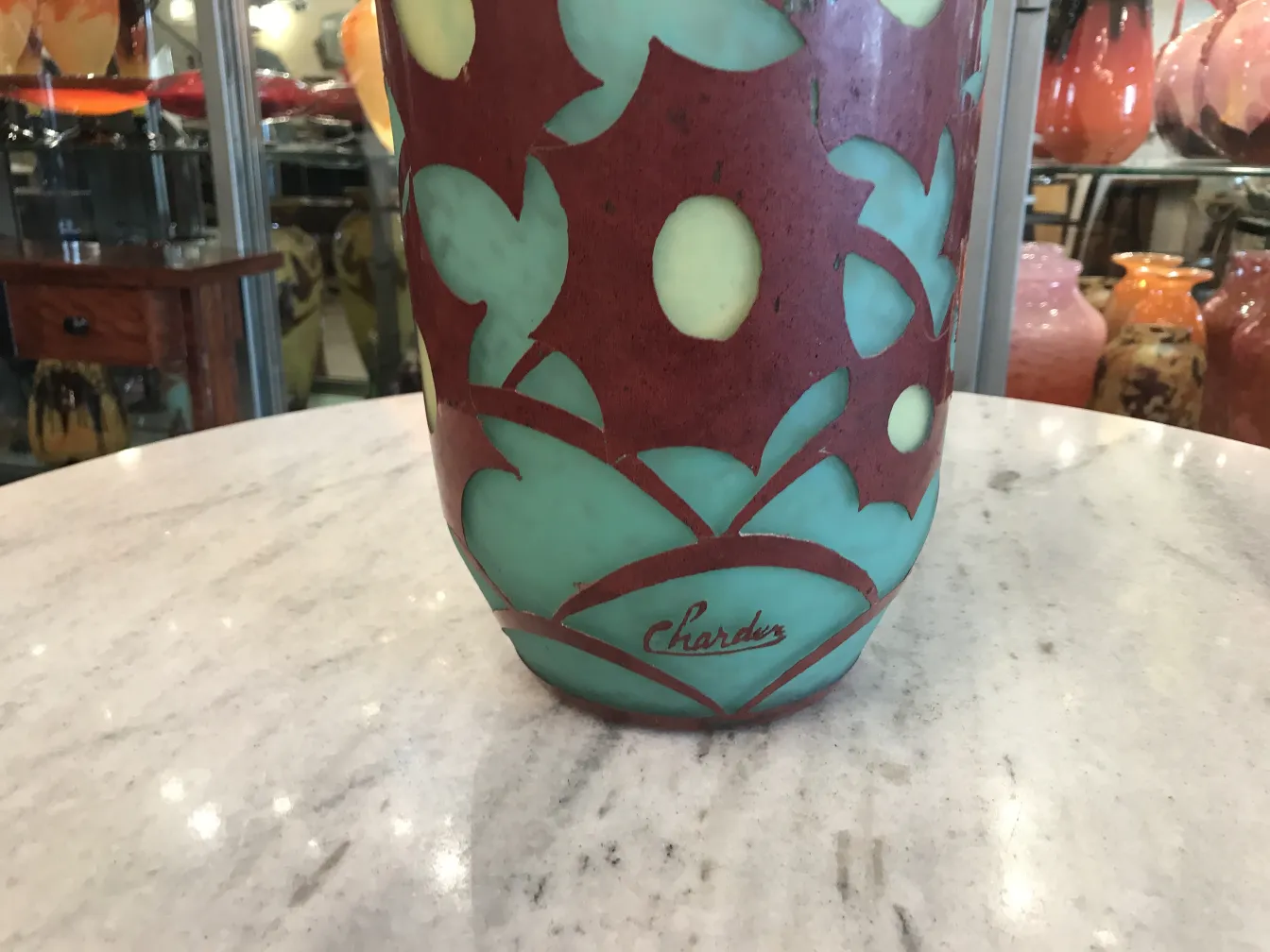 Antikes Glas mit floralen Motiven und der Unterschrift Charder.