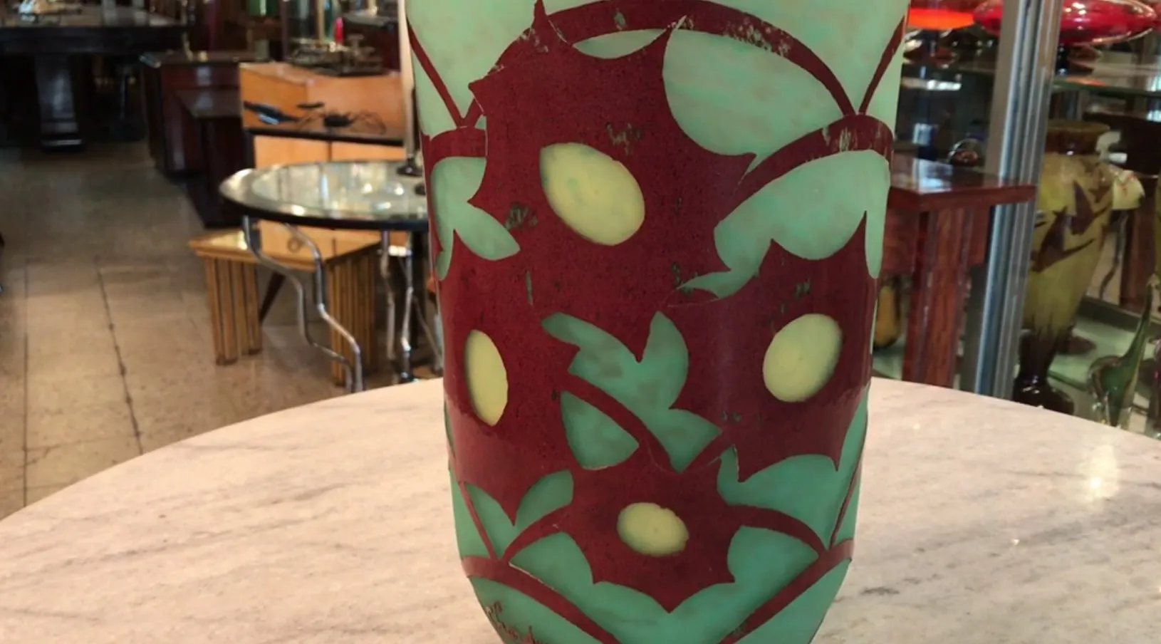 Signiertes Glas mit floralem Design in Rot und Grün, antik.