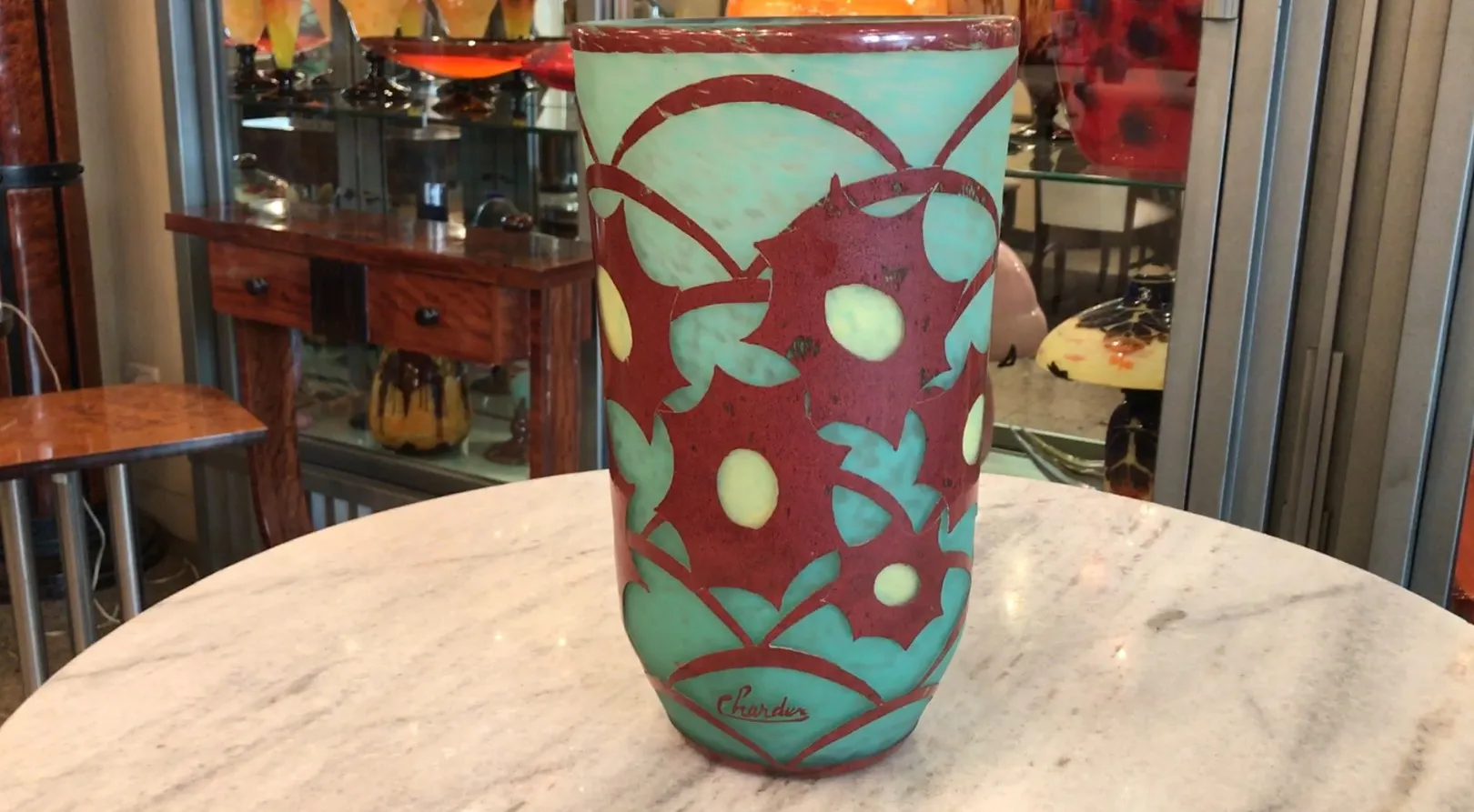 Vetro firmato da Charder con design decorativo rosso e verde, antiquariato