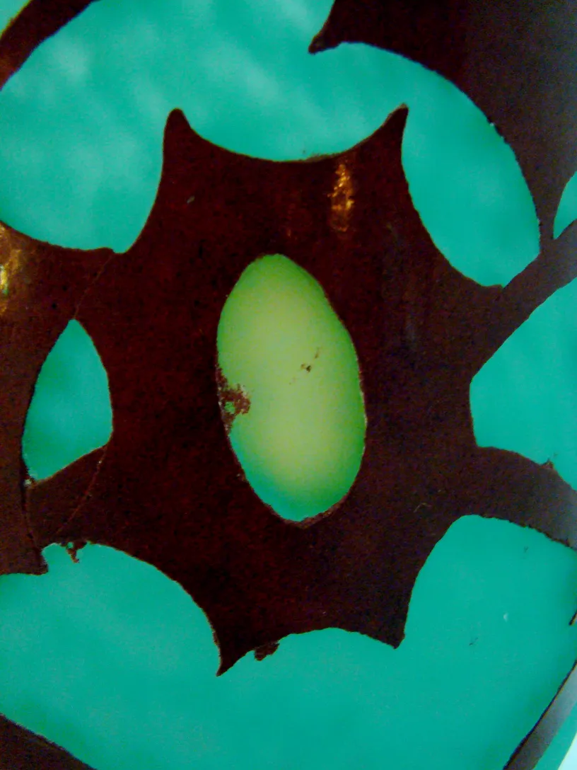 Vidrio antiguo firmado Charder con diseño colorido y formas