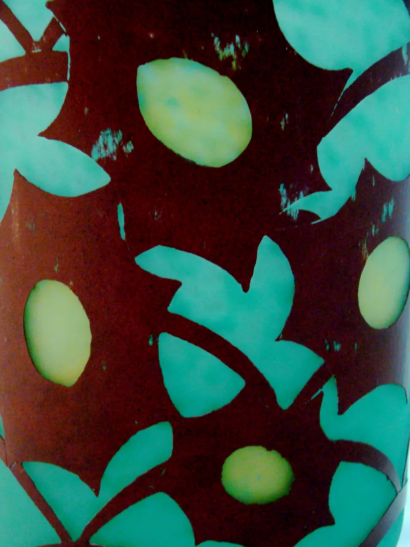 Verre ancien signé Charder avec un design coloré en vert et marron.