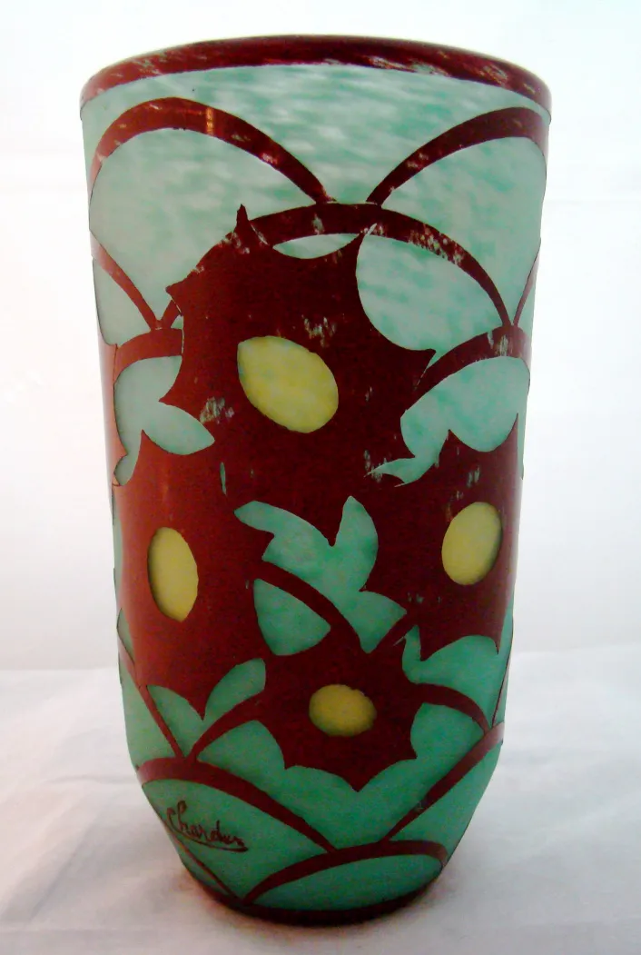 Verre signé Charder avec un motif floral ancien en tons de bleu et rouge.