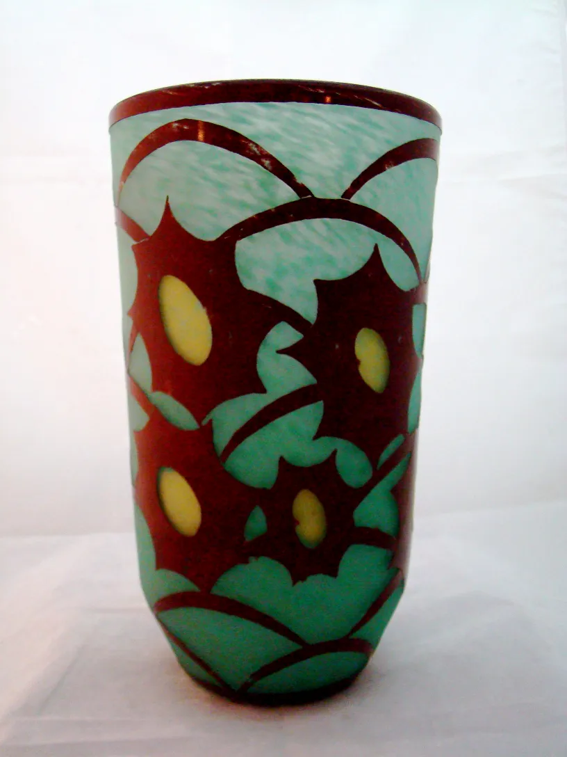 Hoher Glas mit blauen und roten Gestaltungselementen