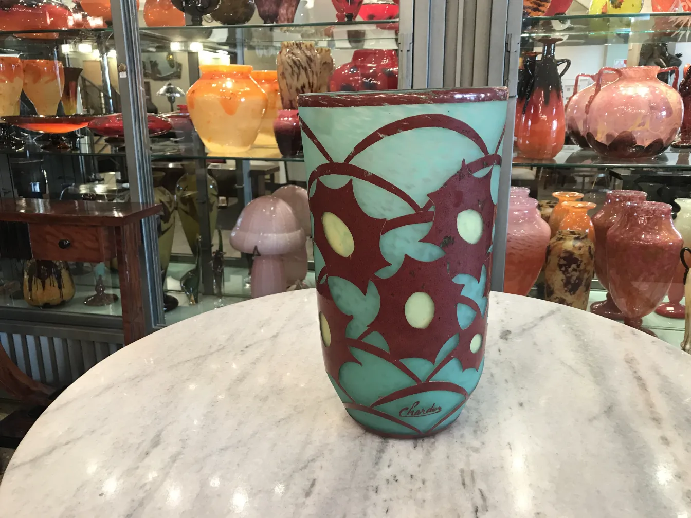 Verre signé Charder avec un design coloré sur fond vert