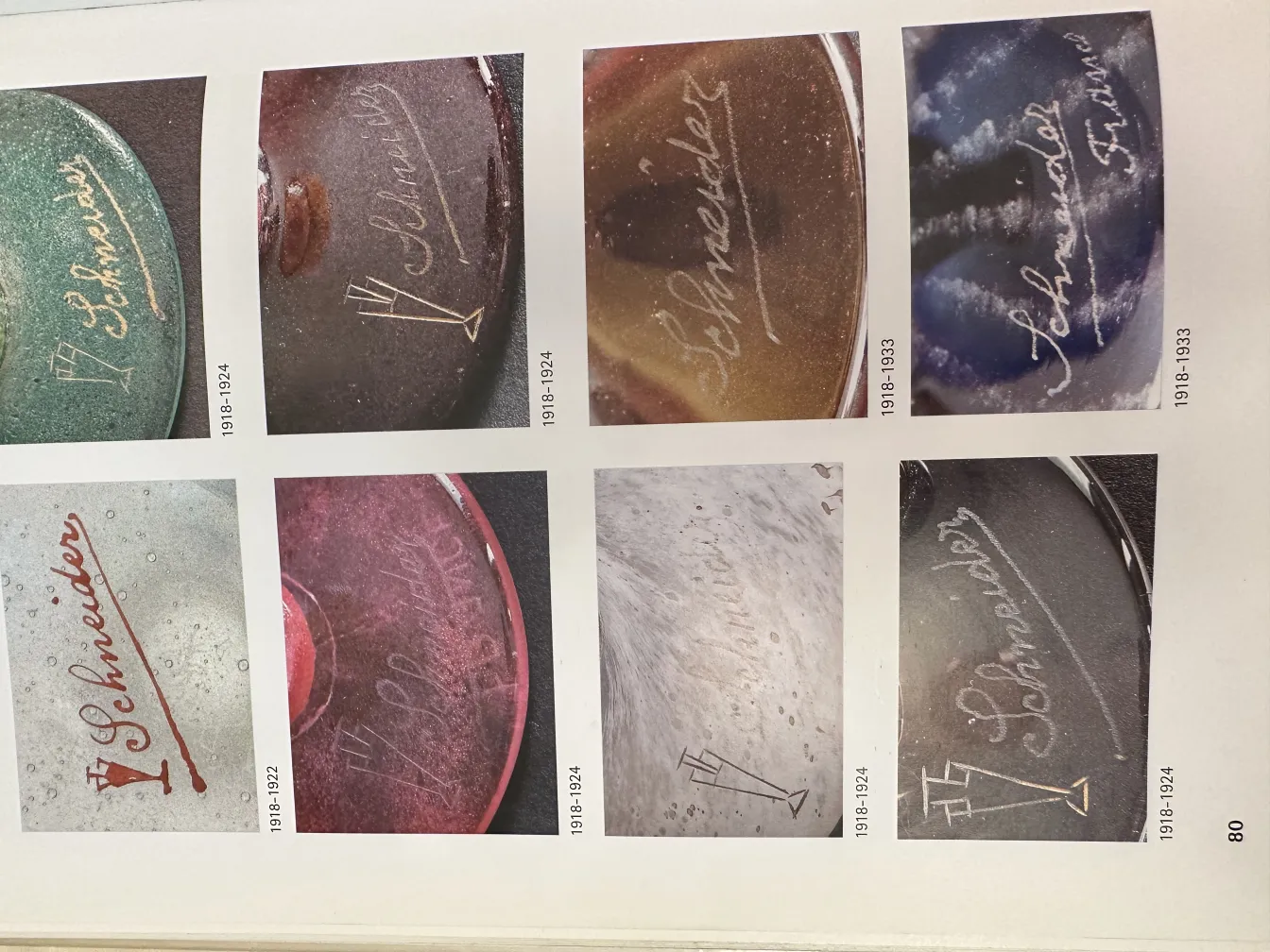 signiertes Glas Charder mit Inschriften im Hintergrund