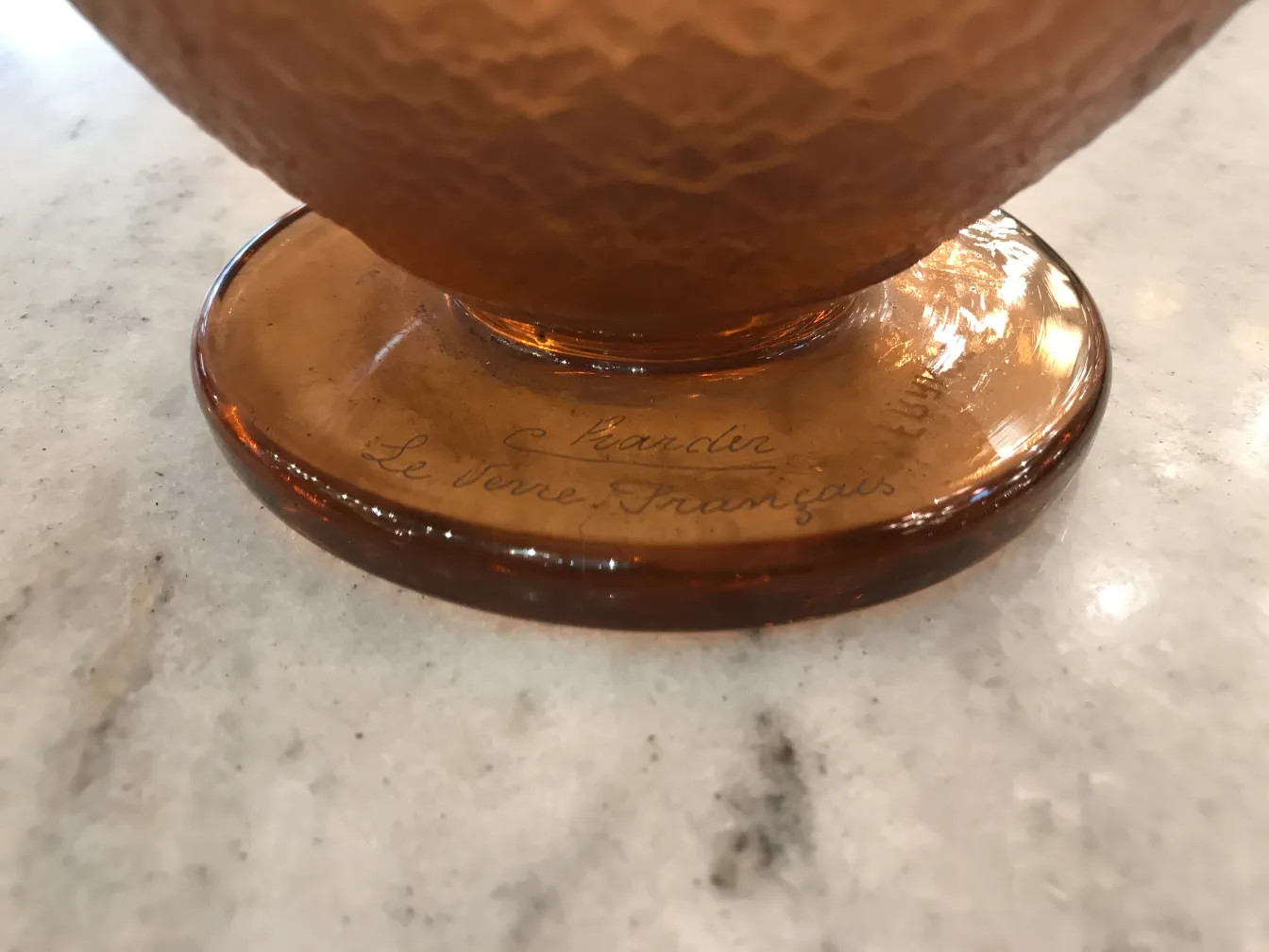 antikes Glas mit Unterschrift und elegantem Design, Charder