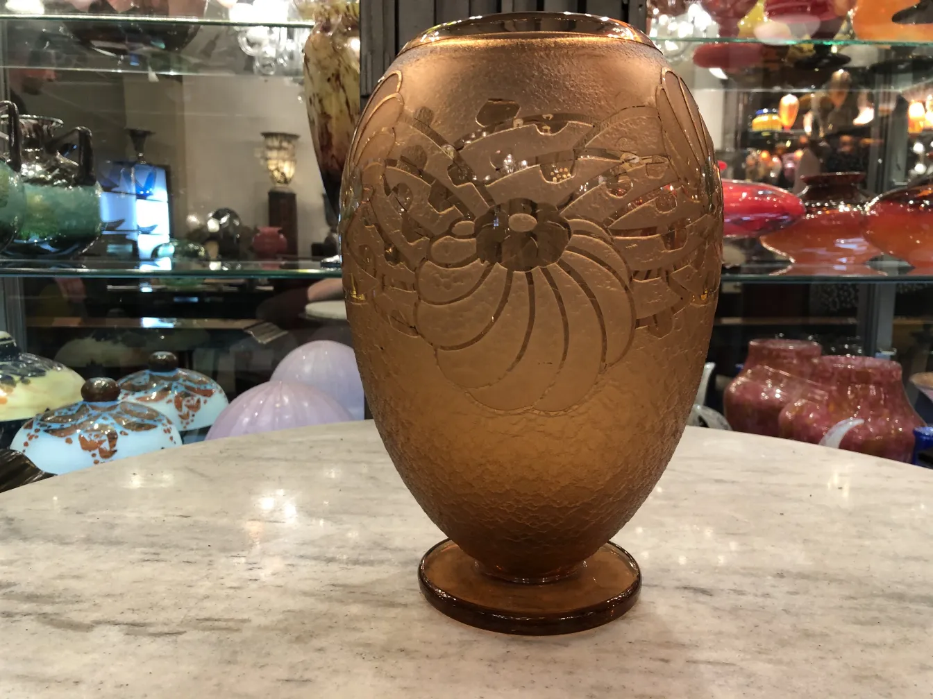 Vidro assinado Charder antigo com design floral ao fundo