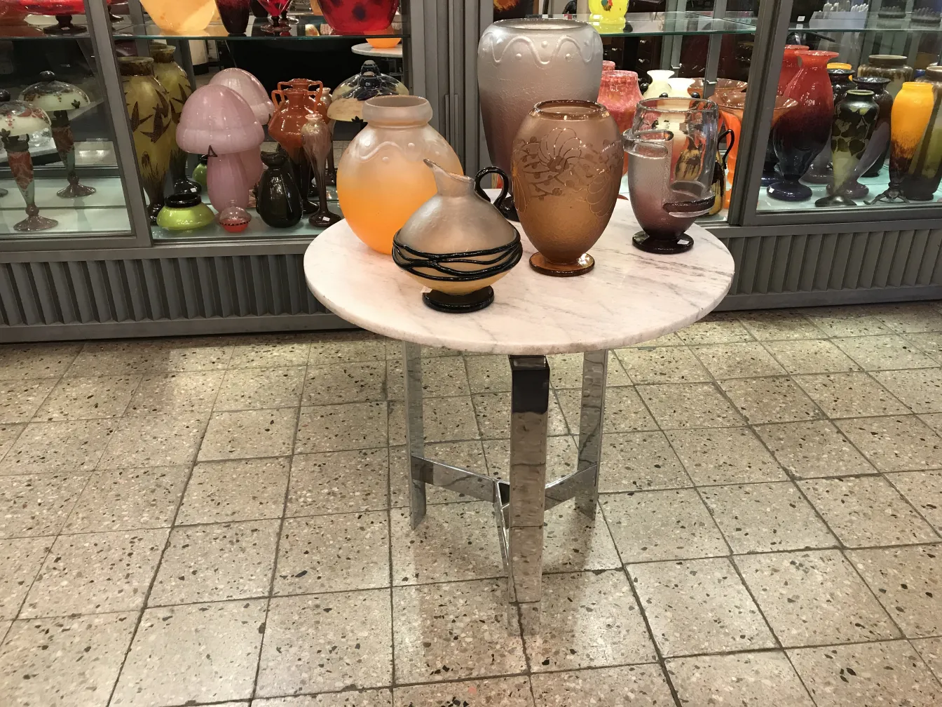 Antikes signiertes Glas Charder mit künstlerischen Details auf einem Tisch.