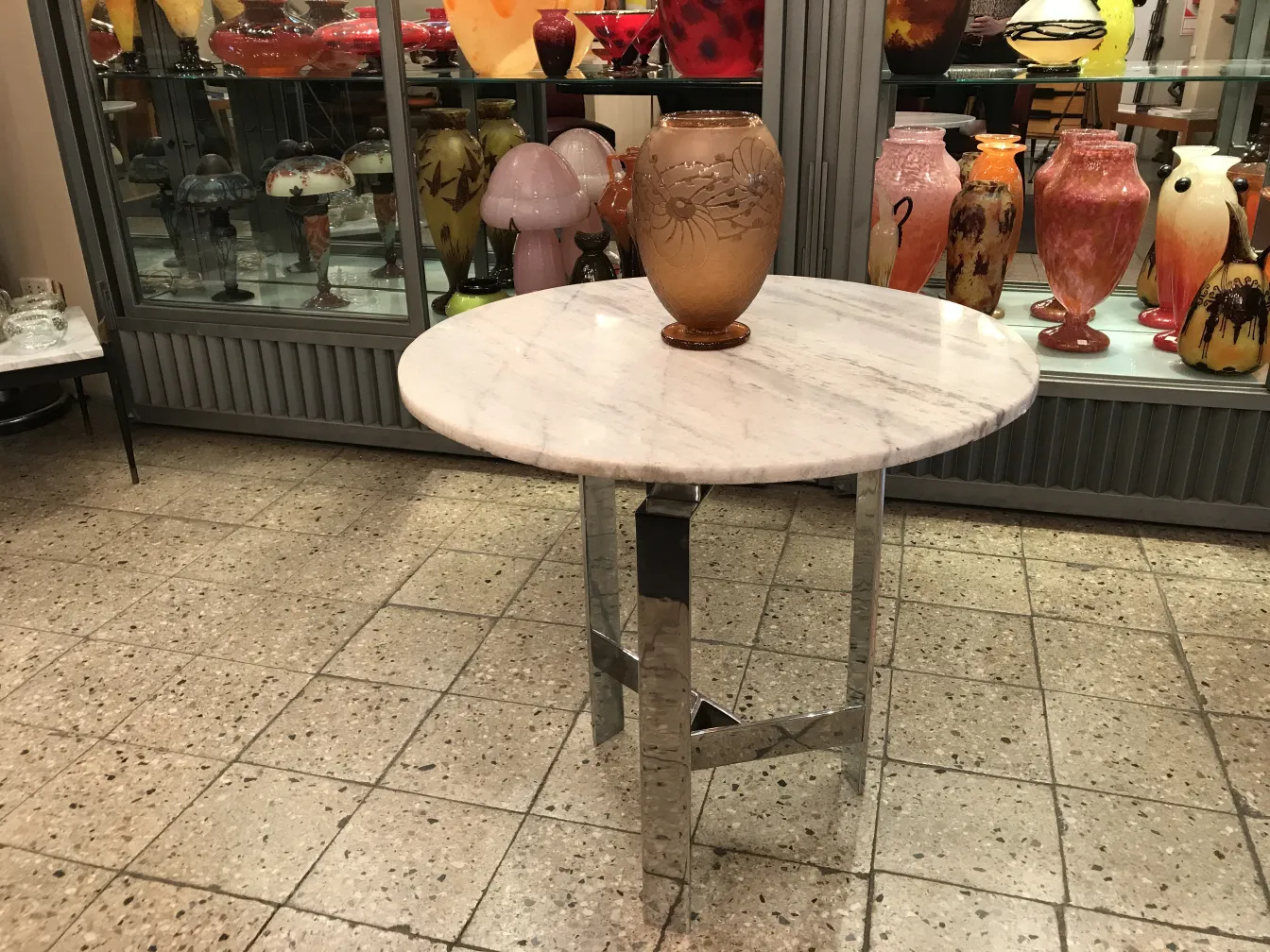 Vidro assinado por Charder em uma base elegante