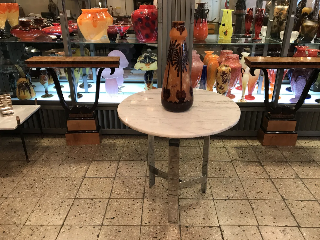 Vetro firmato Charder in un ambiente di antiquariato