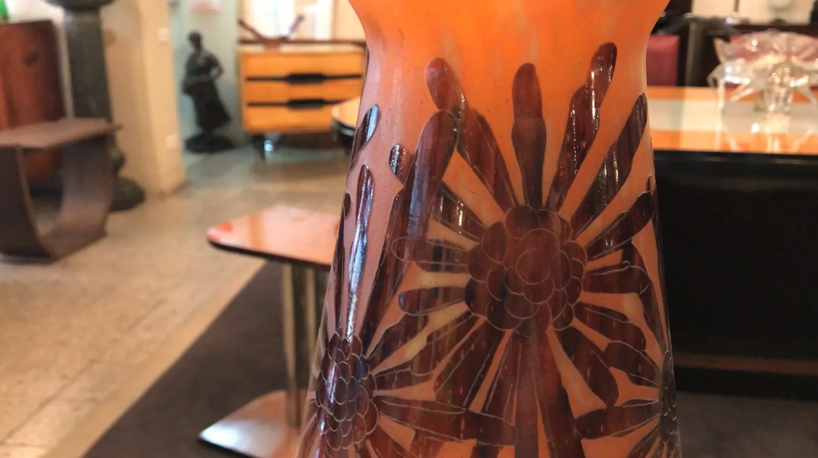 signiertes Glas mit floralen Mustern, Antiquität Charder