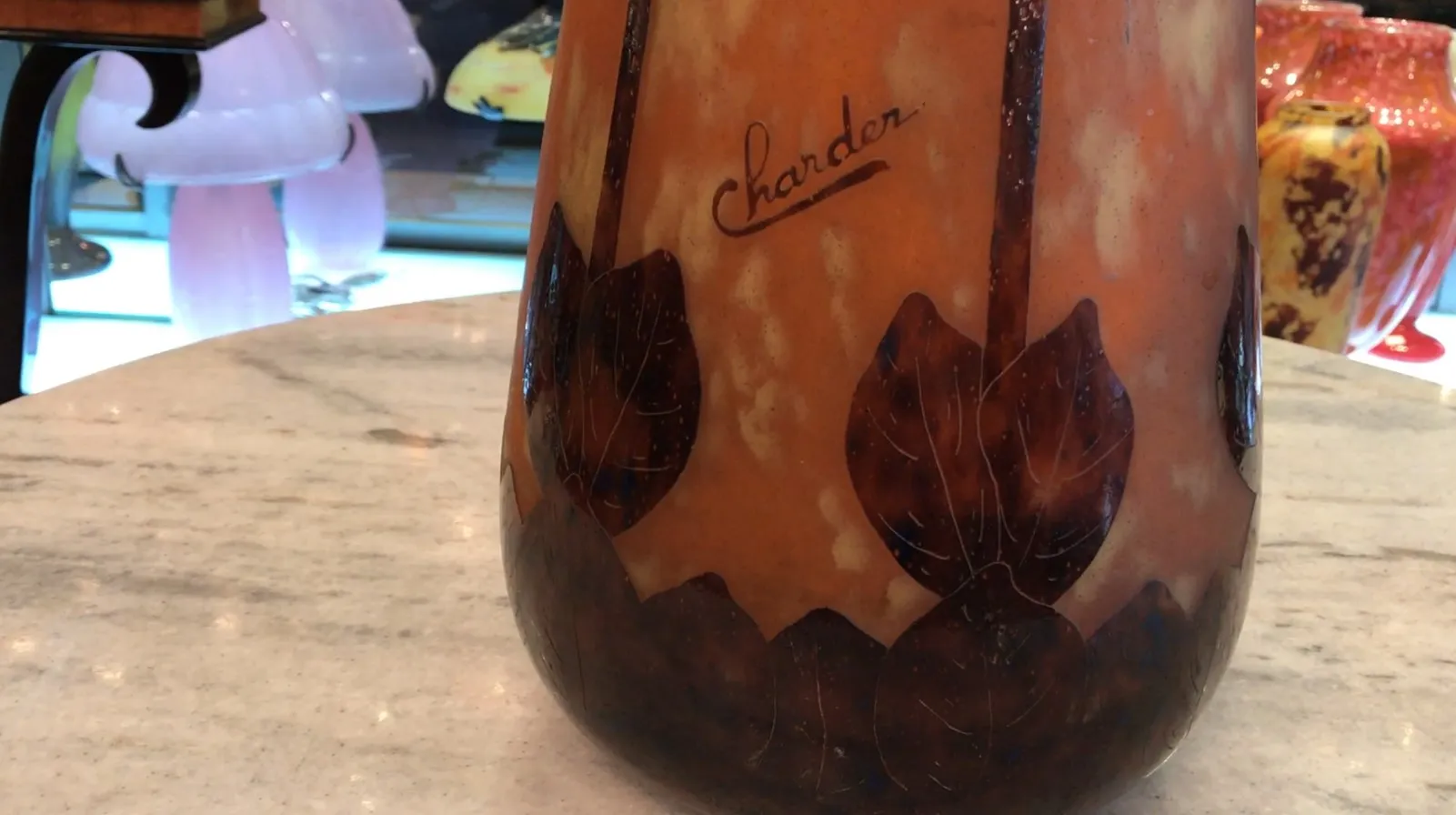 Antikes signiertes Glas mit Blumendesign von Charder.