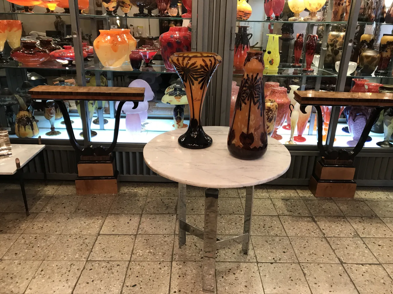 antikervase mit Charder-Unterschrift, lebendige Farben