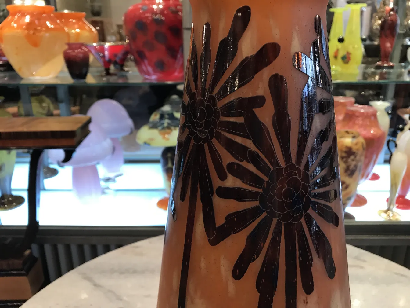 Antikes signiertes Glas in hellen Farben mit floralem Muster