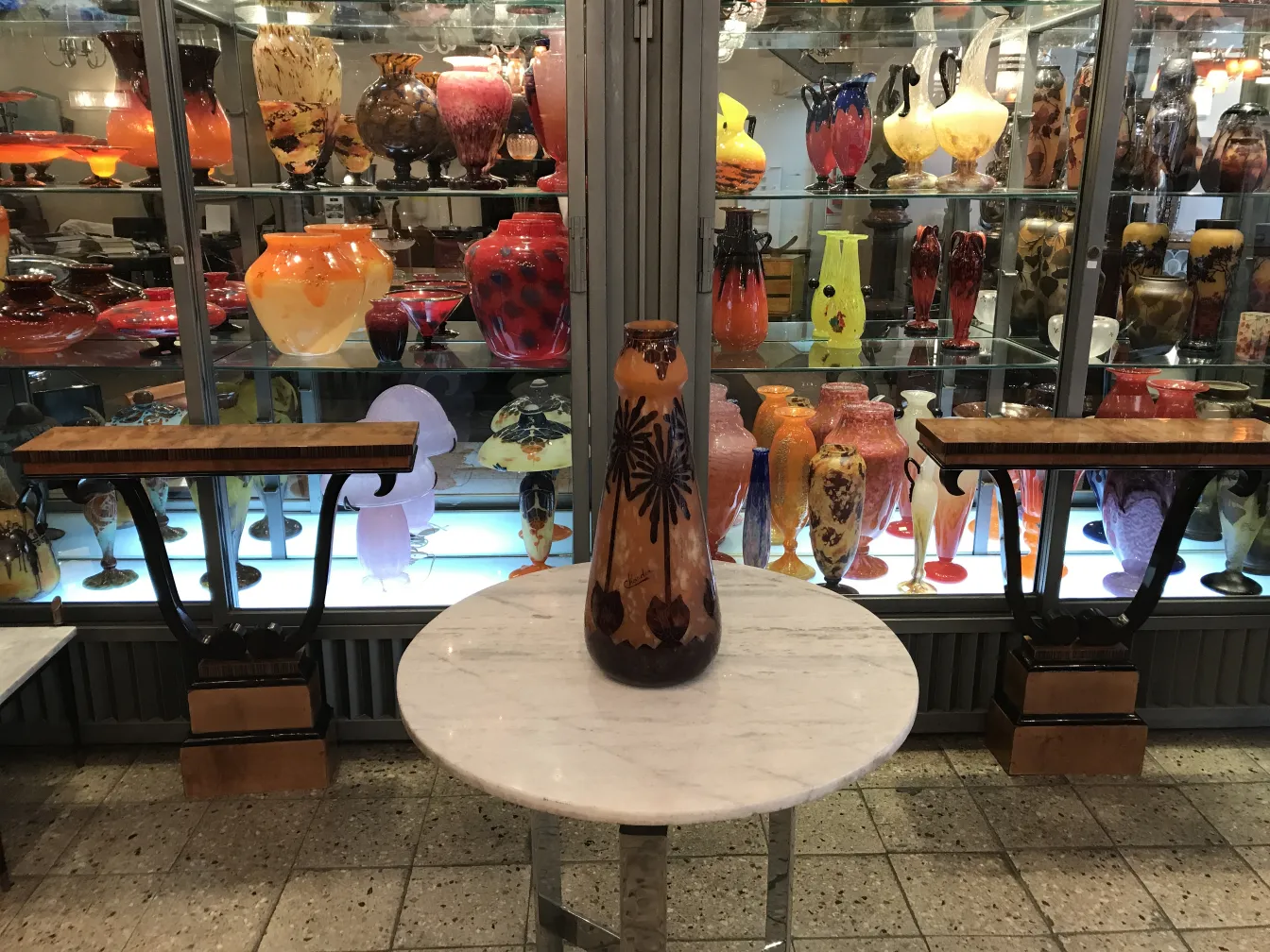 Verre signé (Charder) (français) exposé parmi des antiquités.