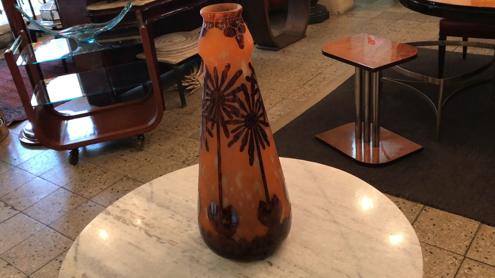 Vidrio antiguo firmado Charder con diseño floral en un ambiente elegante.