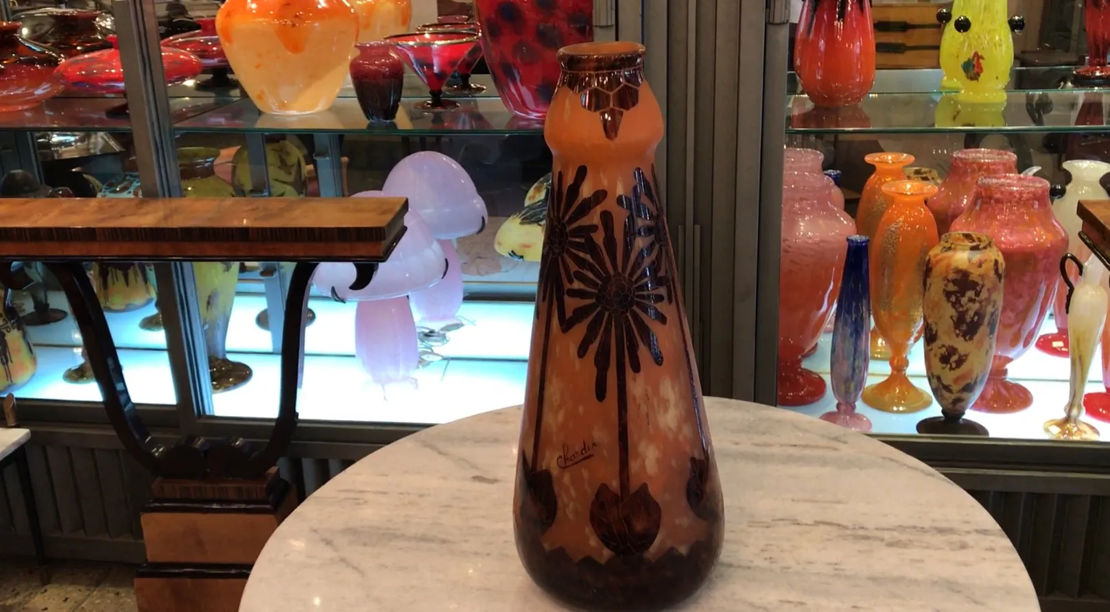 Vidrio firmado con decoración floral, Charder. Antigüedad.