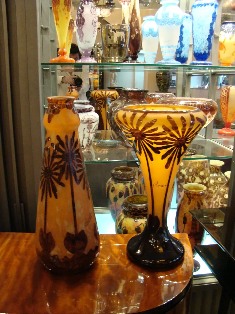 SIGNED GLASS Charder with floral decoration in yellow and brown.