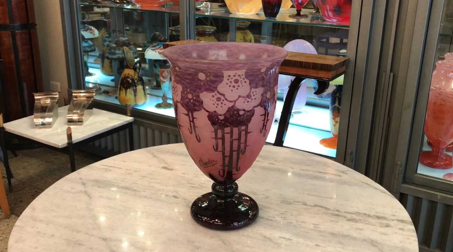 Antikes signiertes Glas von Charder mit dekorativem Design