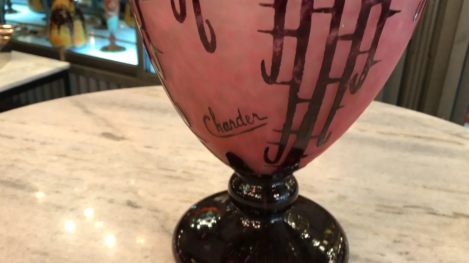 Verre ancien signé par Charder avec base sombre.