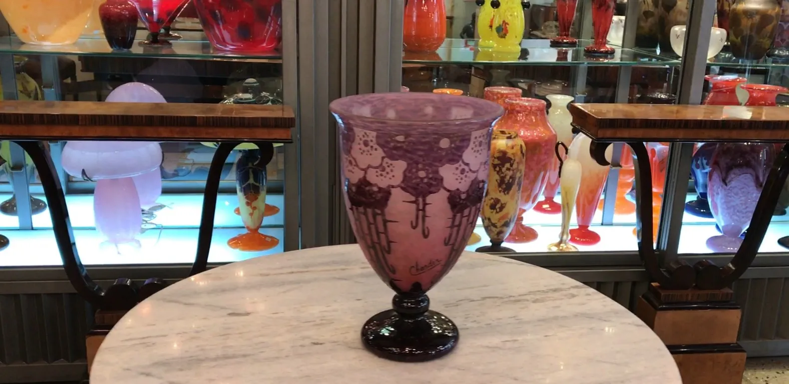 Vidrio firmado Charder en rosa con detalles oscuros, antigüedad.