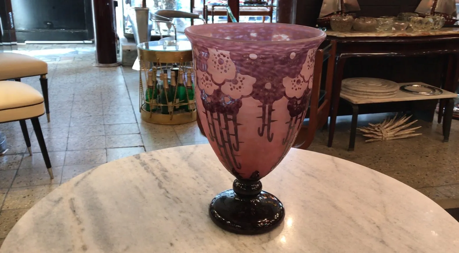 Vaso di vetro antico firmato Charder con design floreale in tonalità viola su base scura.