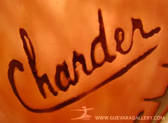 Détail d'une antiquité avec la signature Charder sur le verre.
