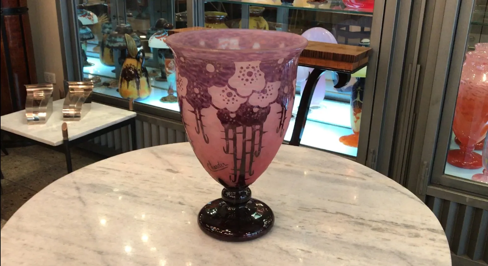 Signiertes Glas Charder mit floralem Design in rosafarbenen Tönen, antik, in einer Vitrinenumgebung ausgestellt