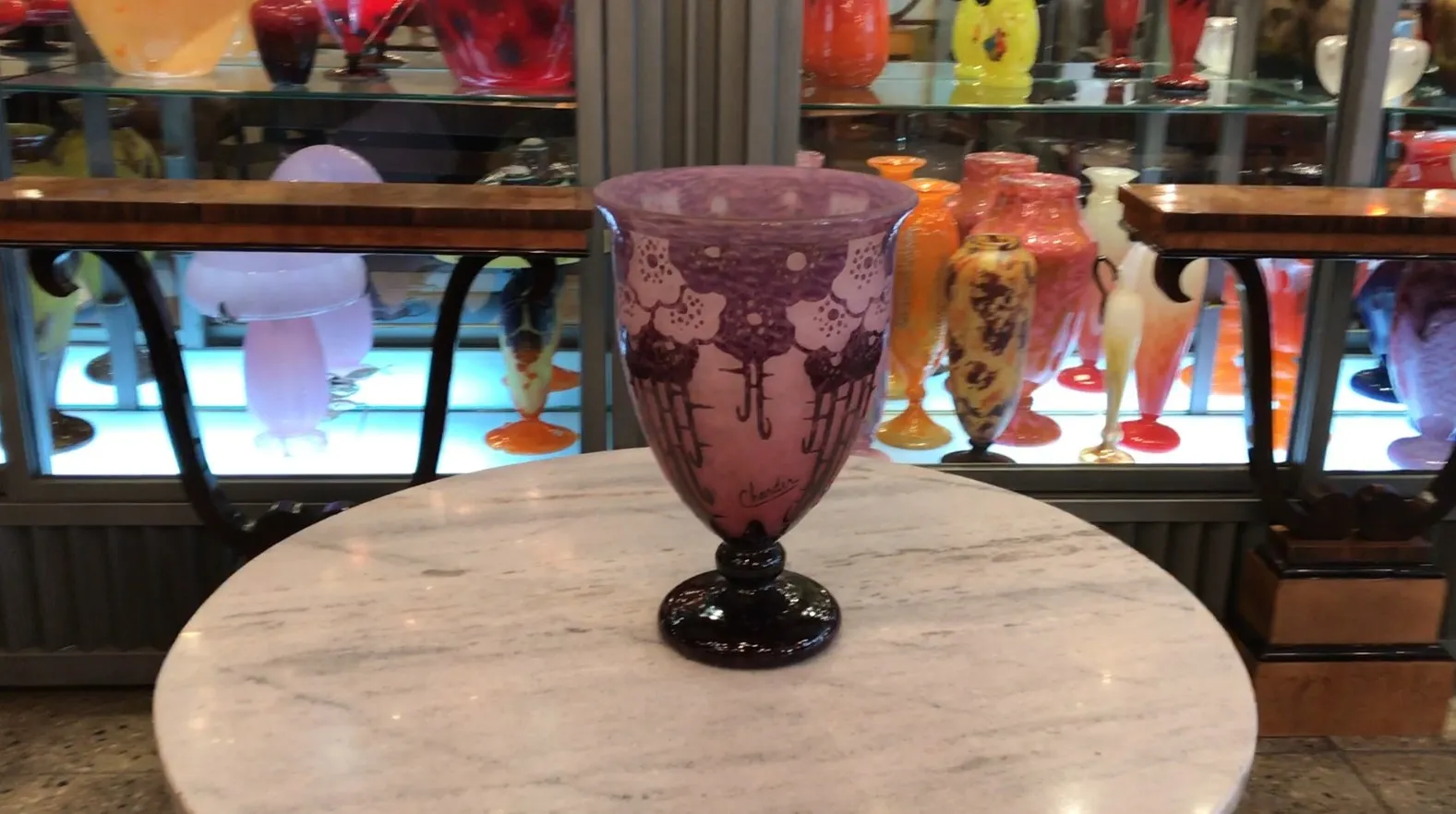 Vidrio firmado Charder con decoración elegante en un ambiente antiguo