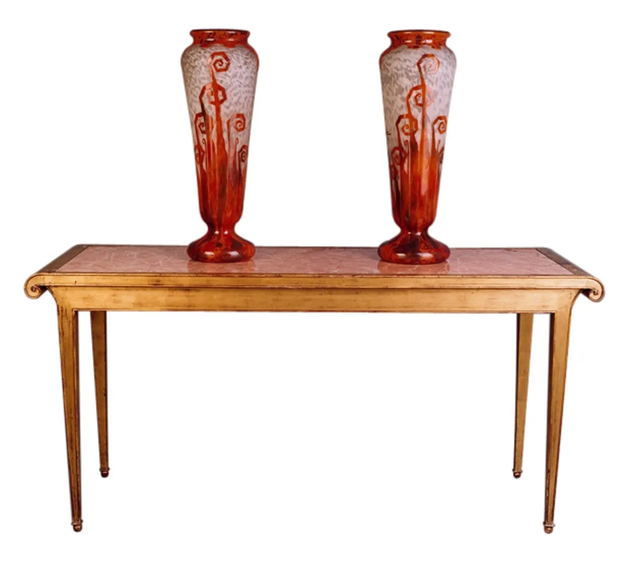 Deux vases en verre signés avec des détails artistiques en rouge