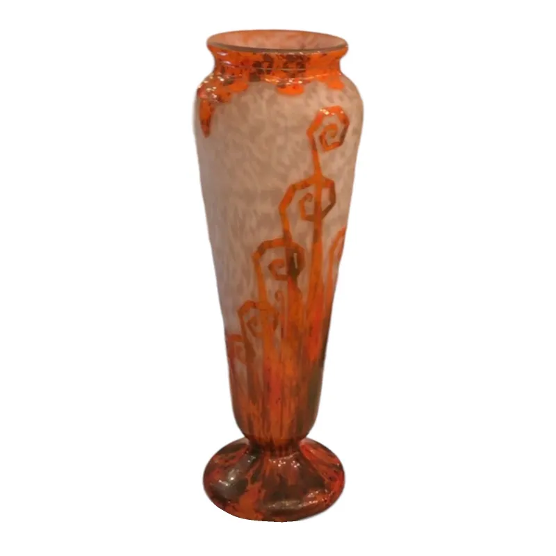 vase in vetro firmato con dettagli arancioni su sfondo chiaro