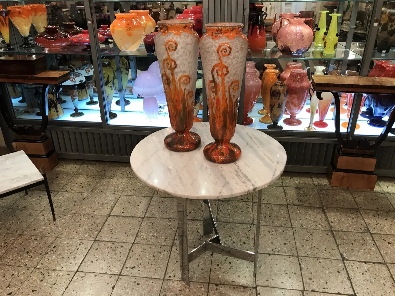 Charder signierte Glasvasen in antikem Umfeld