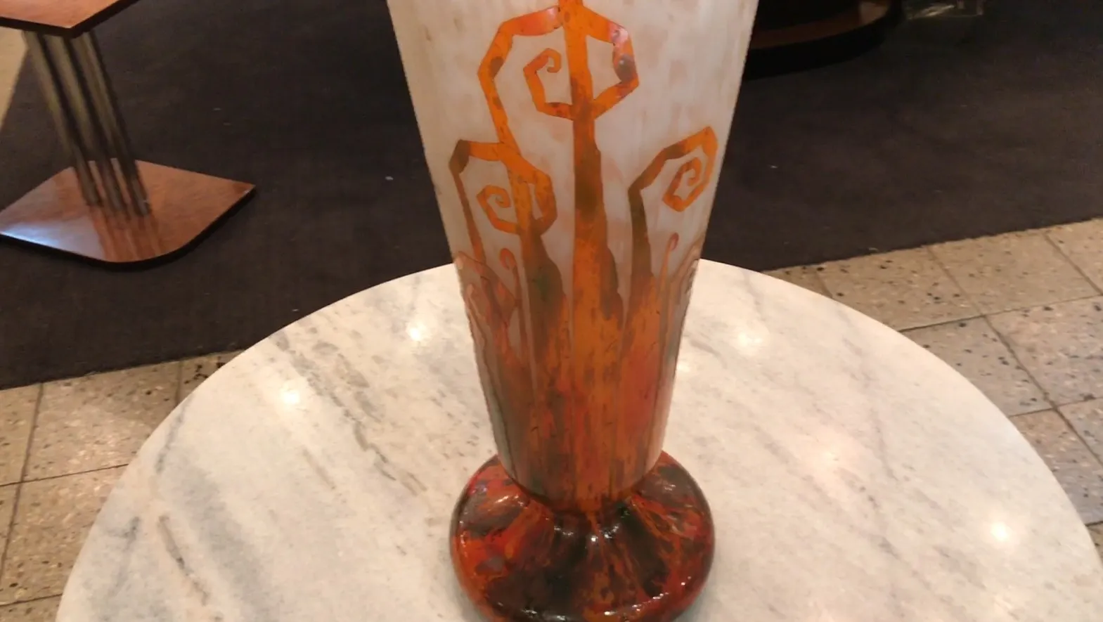 Verre signé Charder avec design artistique ancien en tons orangés sur fond clair.