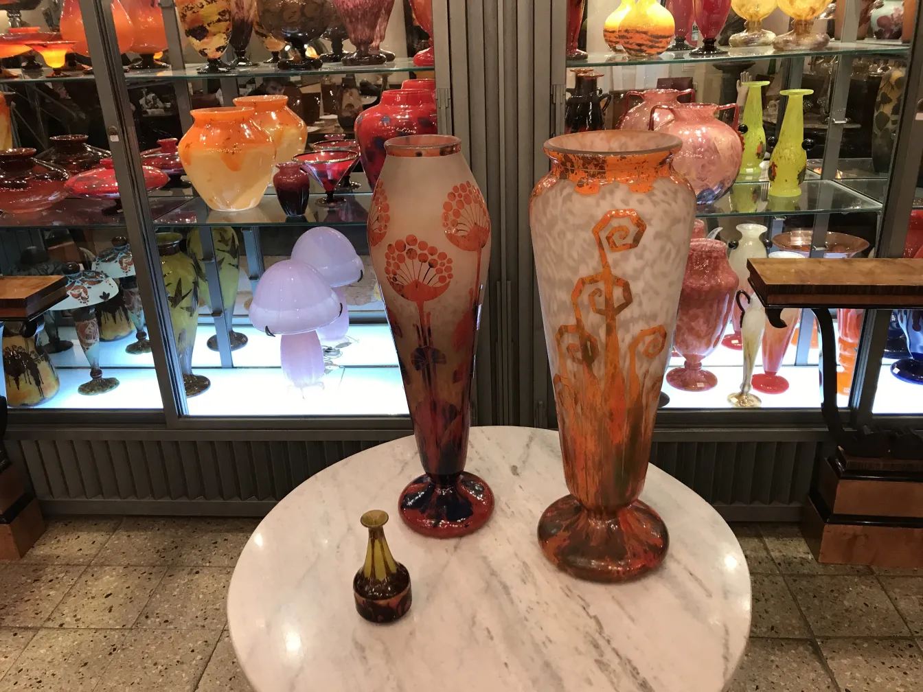 古代サイン入りグラス（シャルダー）に花のデザイン。