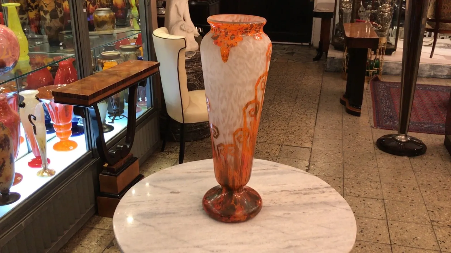 Vaso antico in vetro firmato Charder con design arancione e bianco