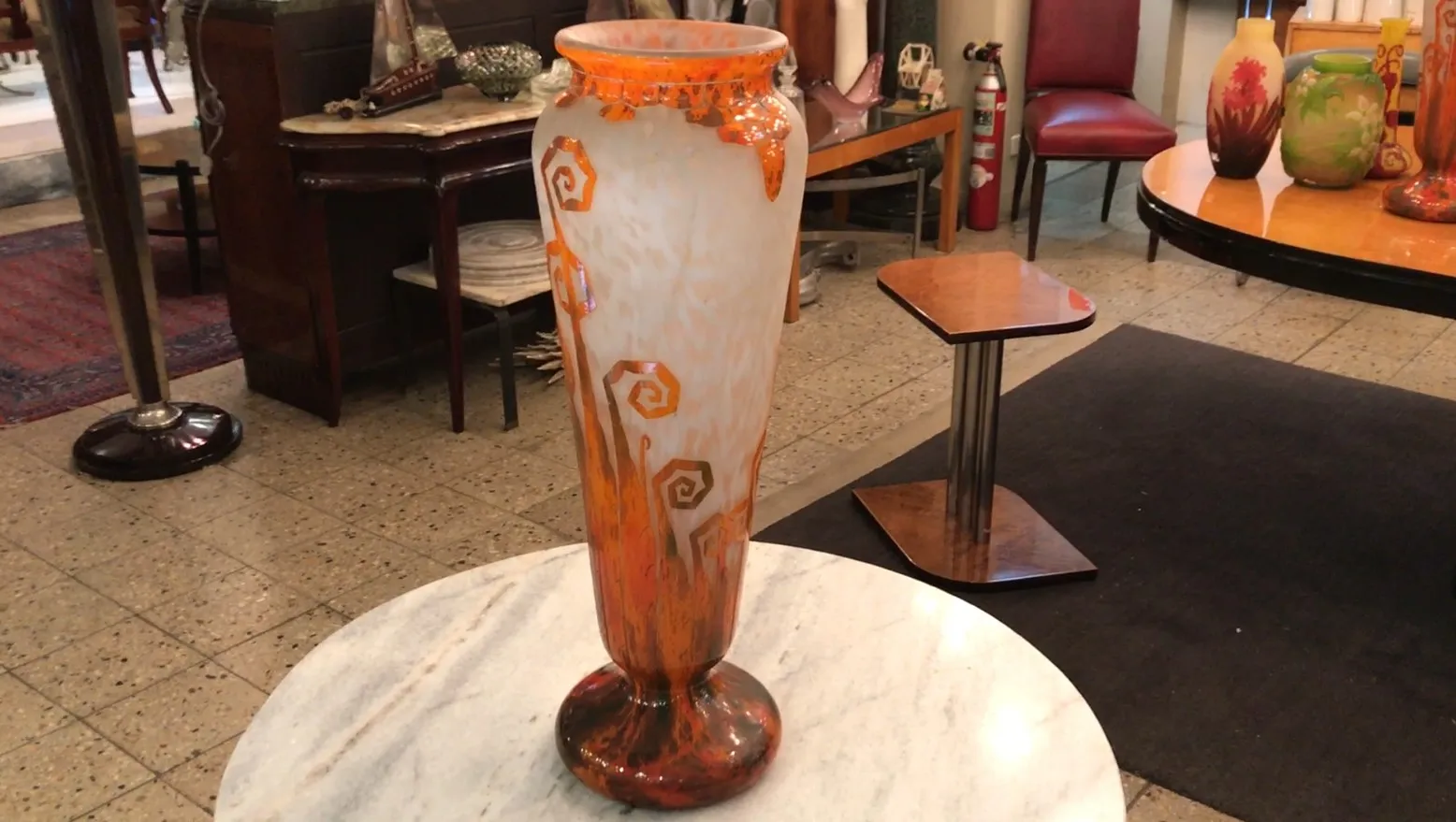 Antiguo vidrio firmado de Charder con detalles decorativos