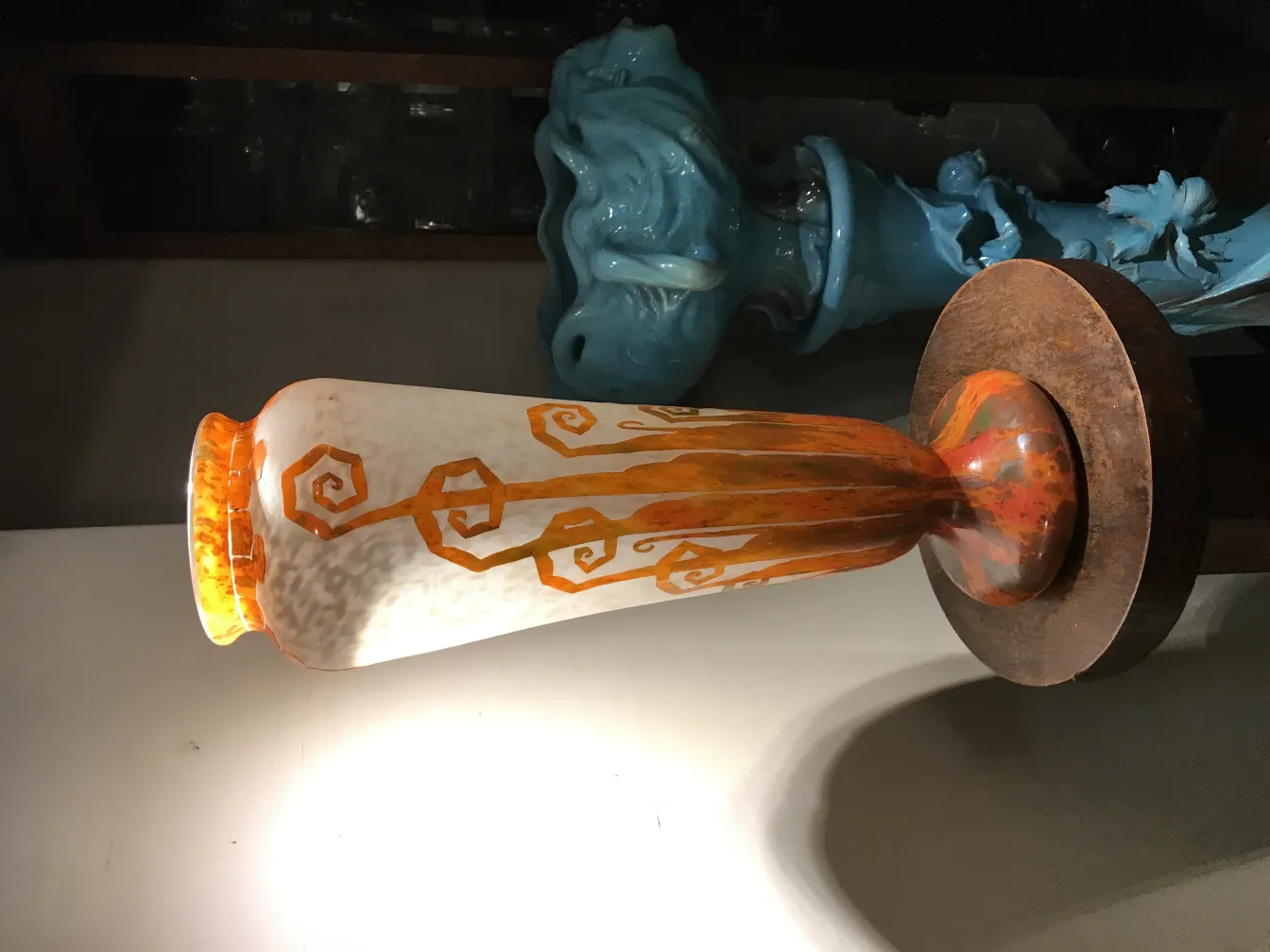 Antike Vase mit spiralförmigem Muster in orange und weiß