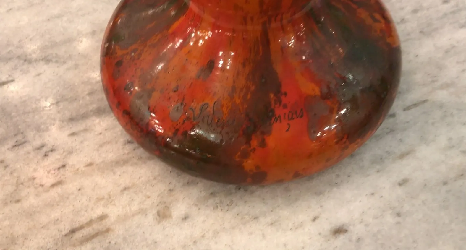 Vase en verre signé Charder antique aux teintes orangées