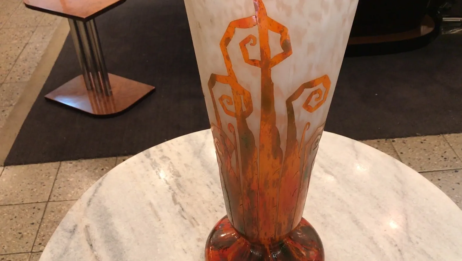 signiertes Glas Charder mit warmem Design in elegantem Umfeld