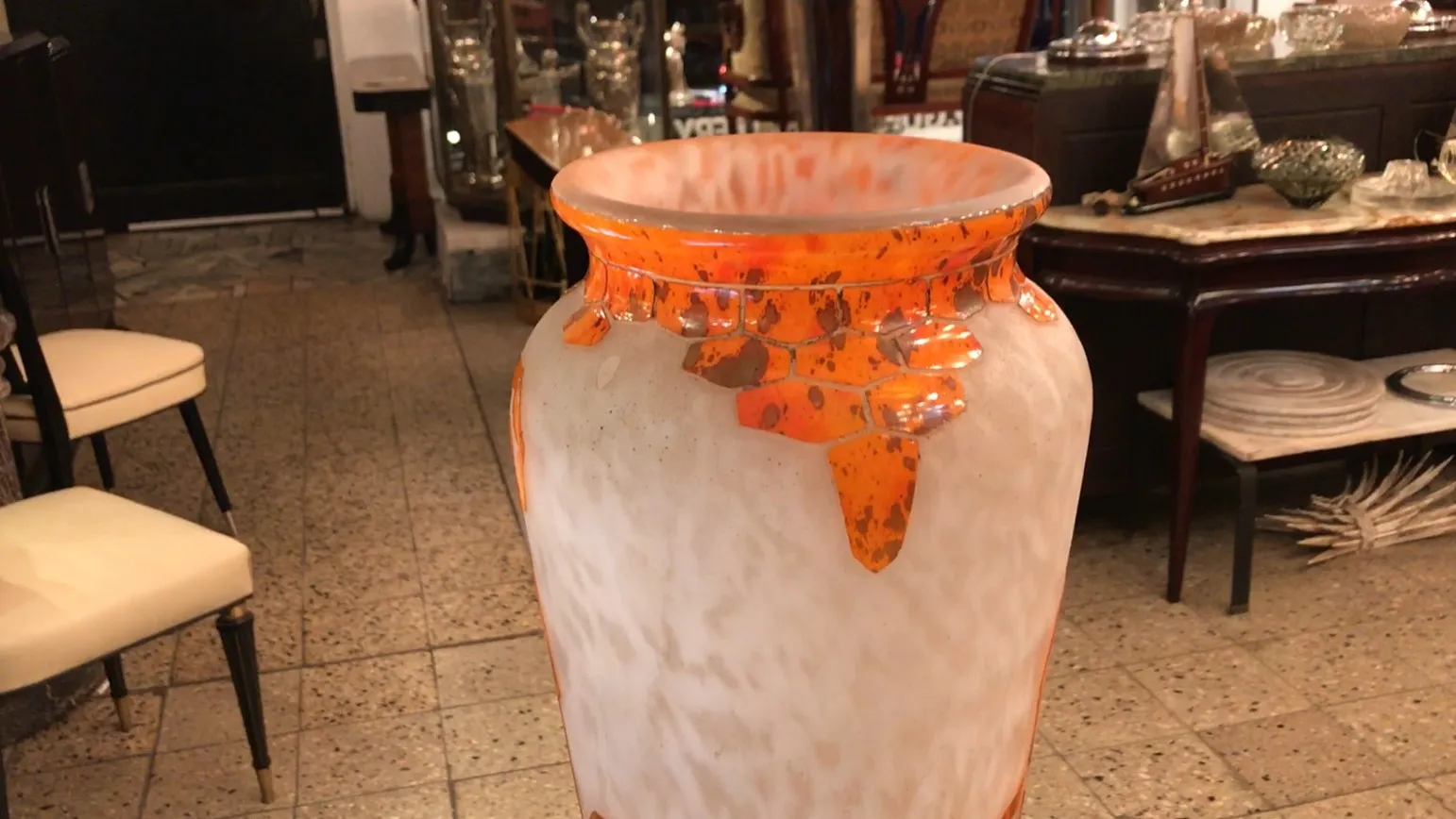 vase aux tons clairs et détails oranges, cadre ancien