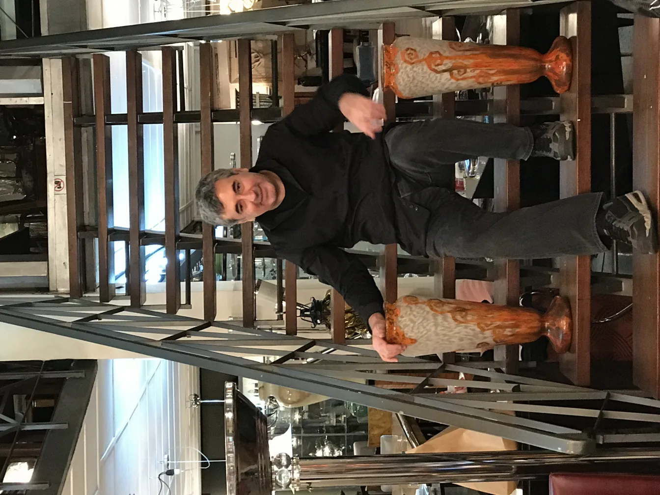 подписанное стекло Чардер в антикварной обстановке