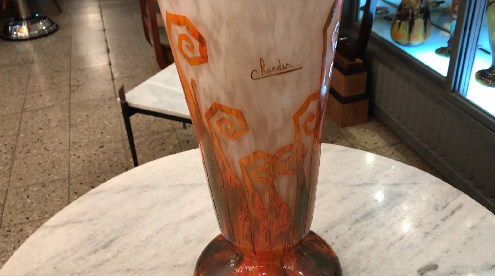 Verre signé par Charder, avec un dessin décoratif orange et blanc