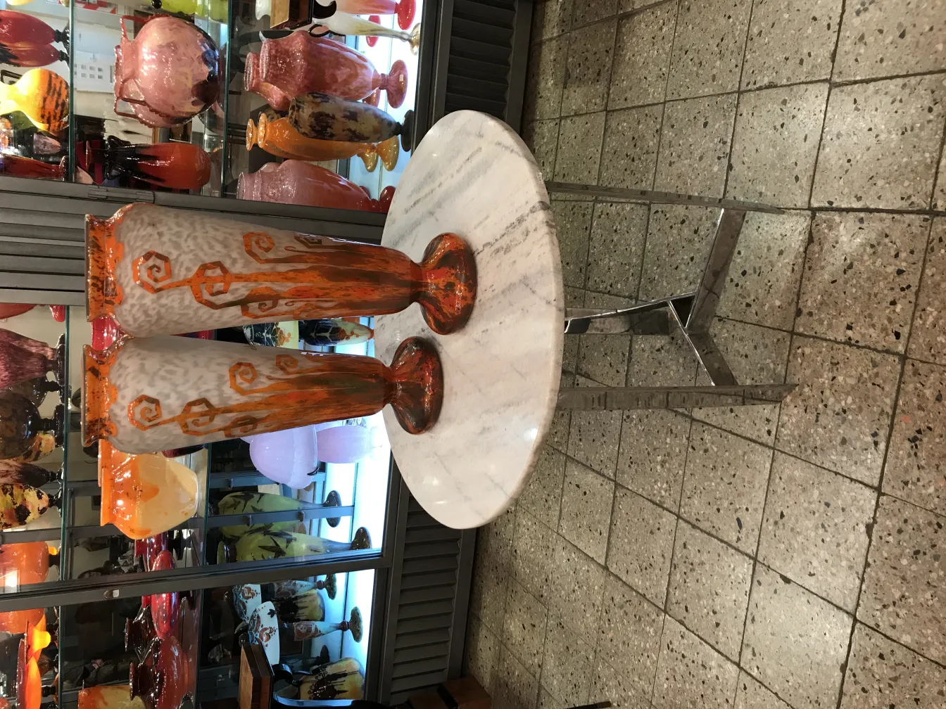 Dekorative Glasvasen in Orange und Weiß, Antiquität.