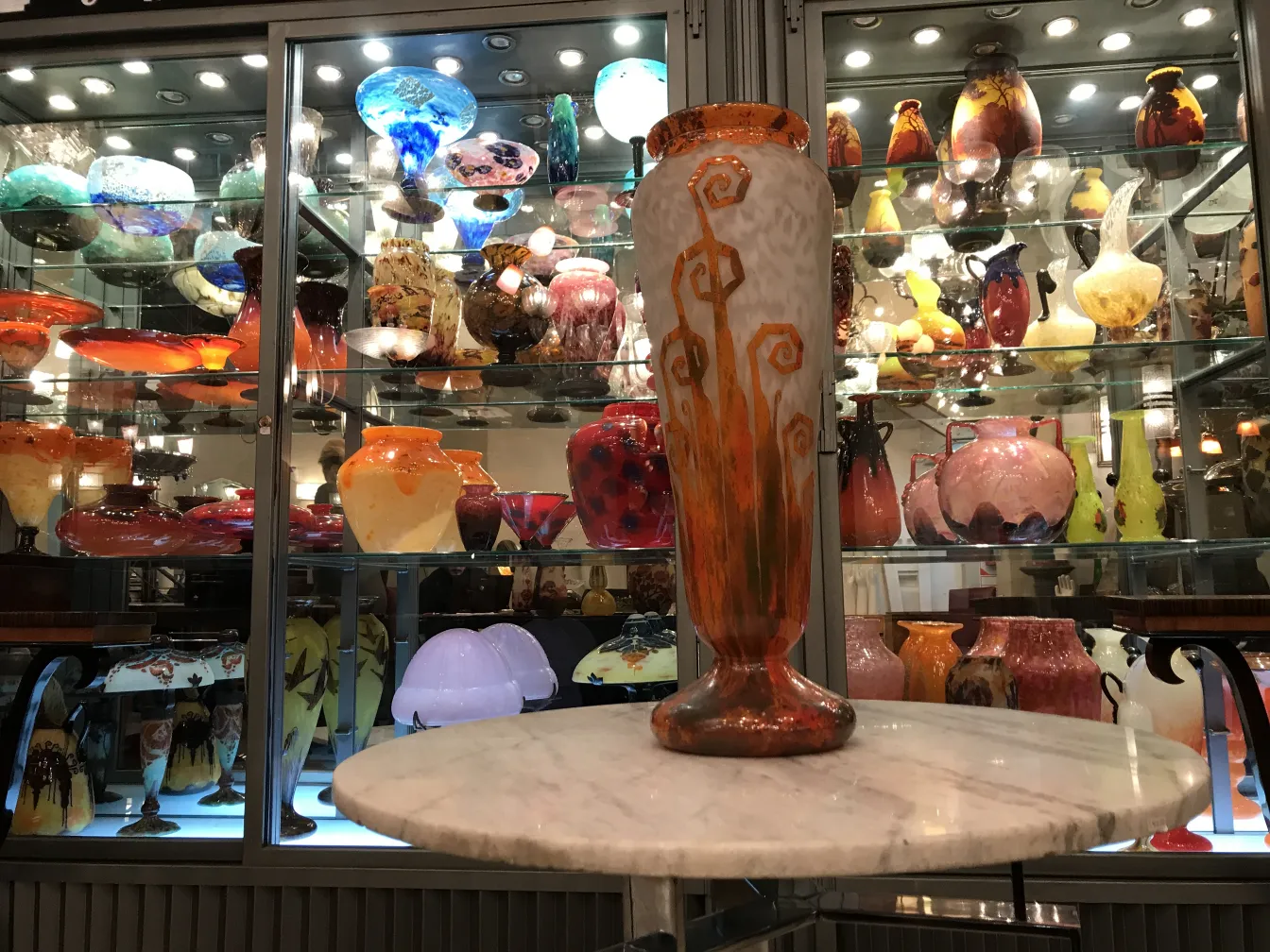 Antike Vase aus signiertem Glas von Charder, bunt und dekorativ, in Vitrine