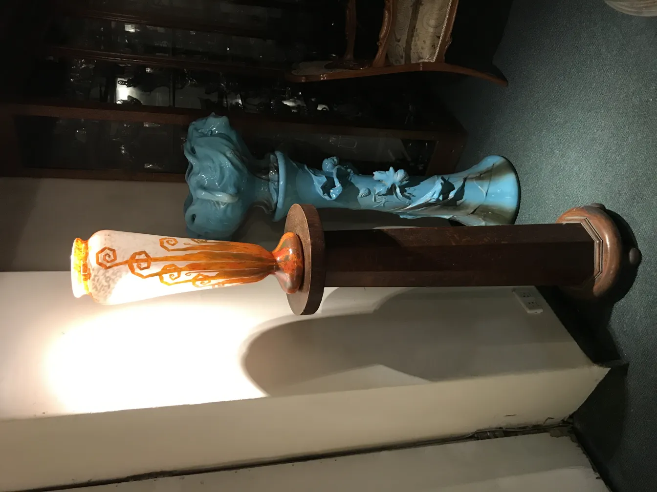 Vidrio antiguo firmado Charder con decoración naranja