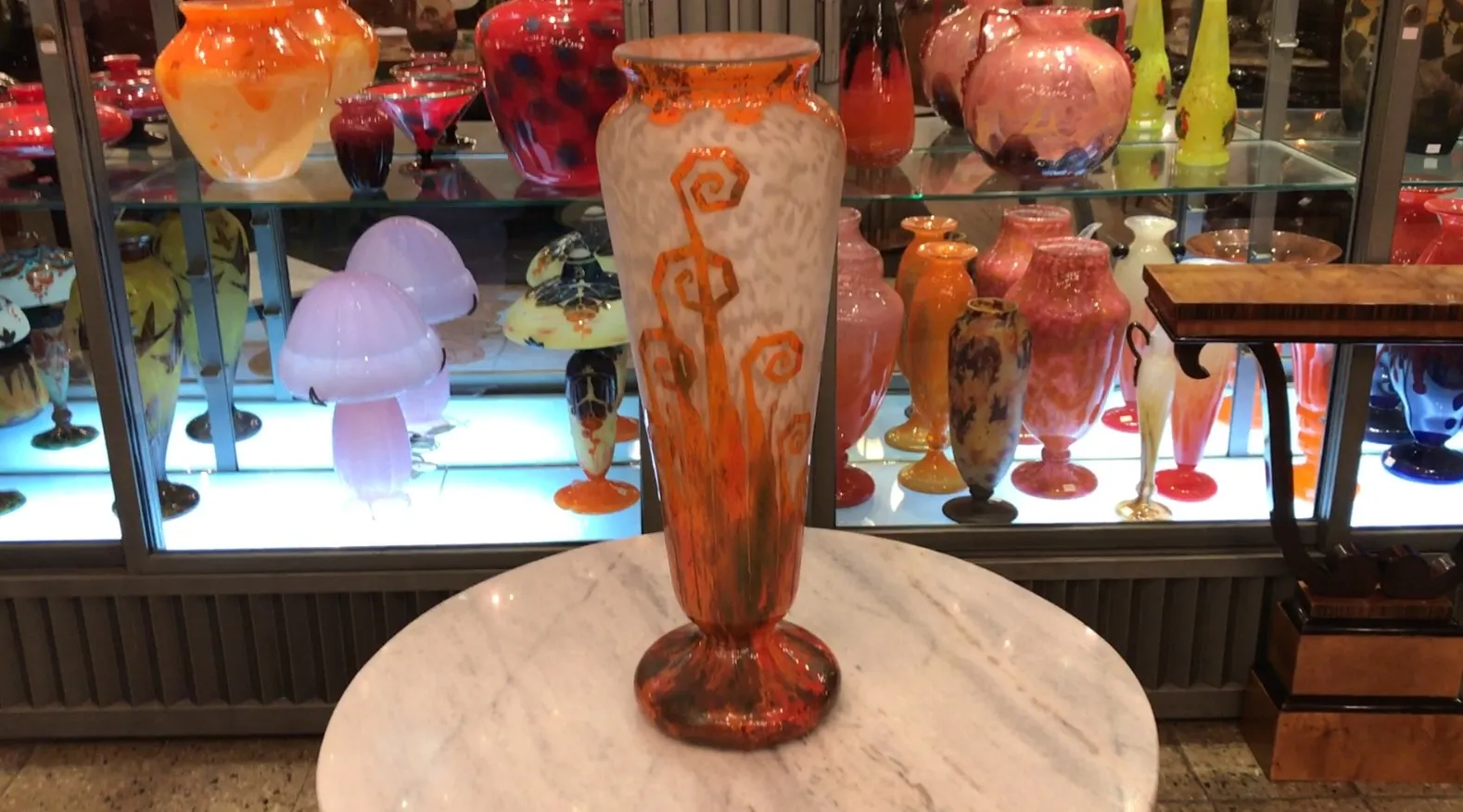 Elegante vetro firmato Charder in un ambiente antico colorato con dettagli artistici